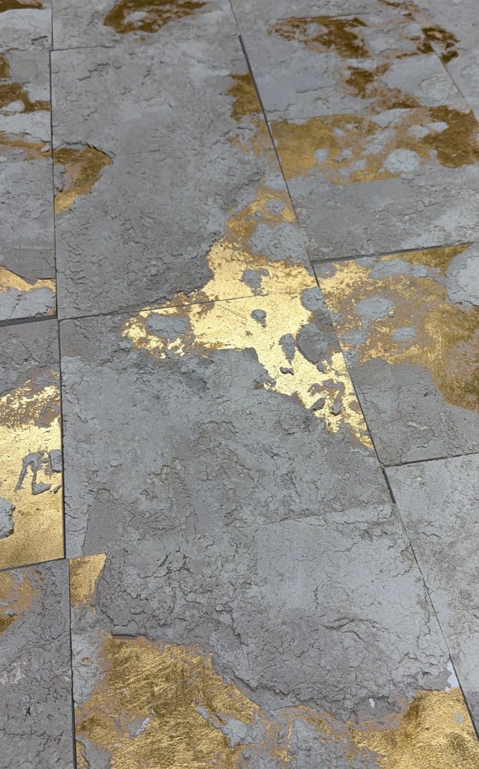 Concrete-effect panels with gold leaf inlay